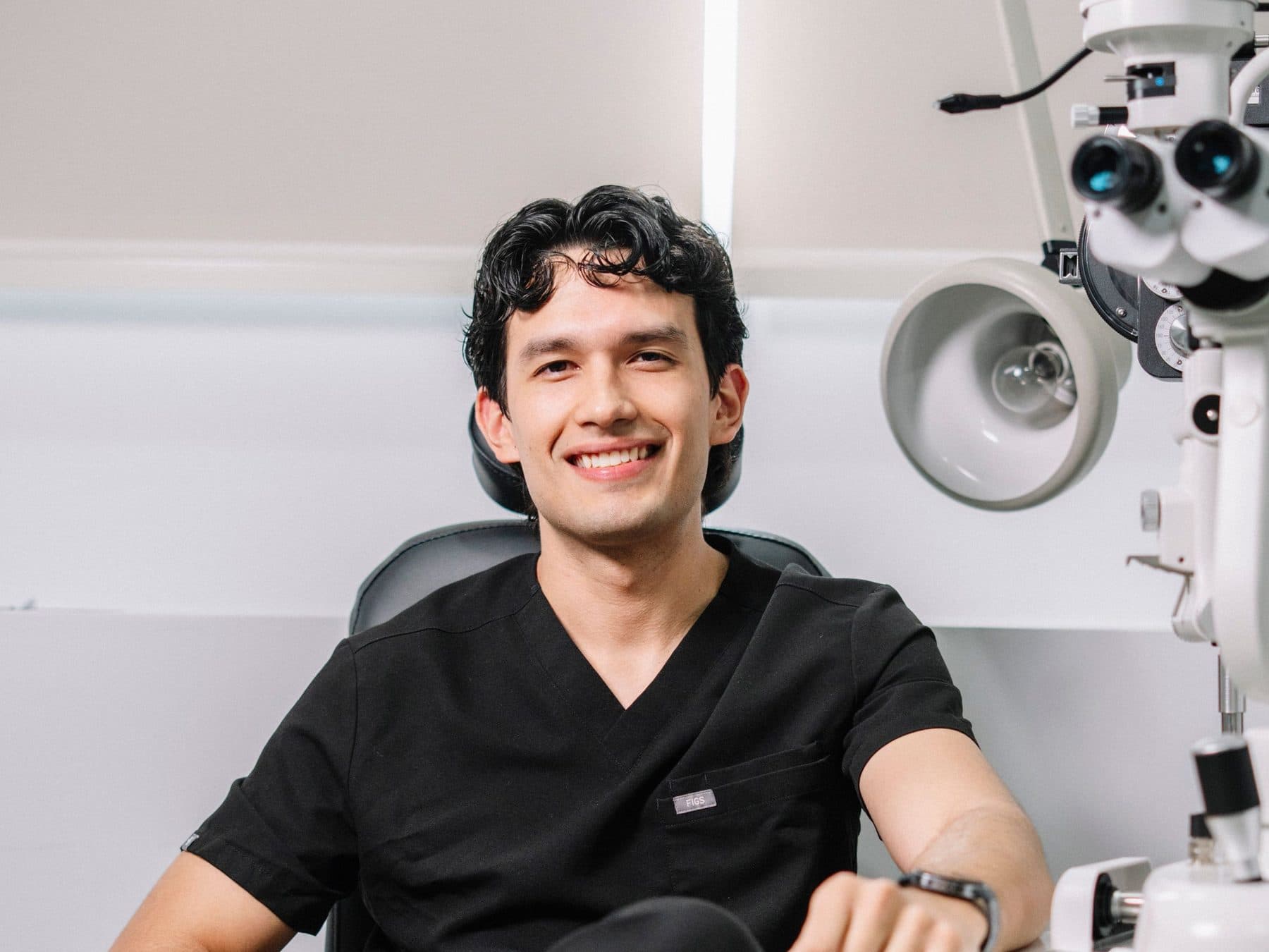 Optometrista sonriente en su consulta