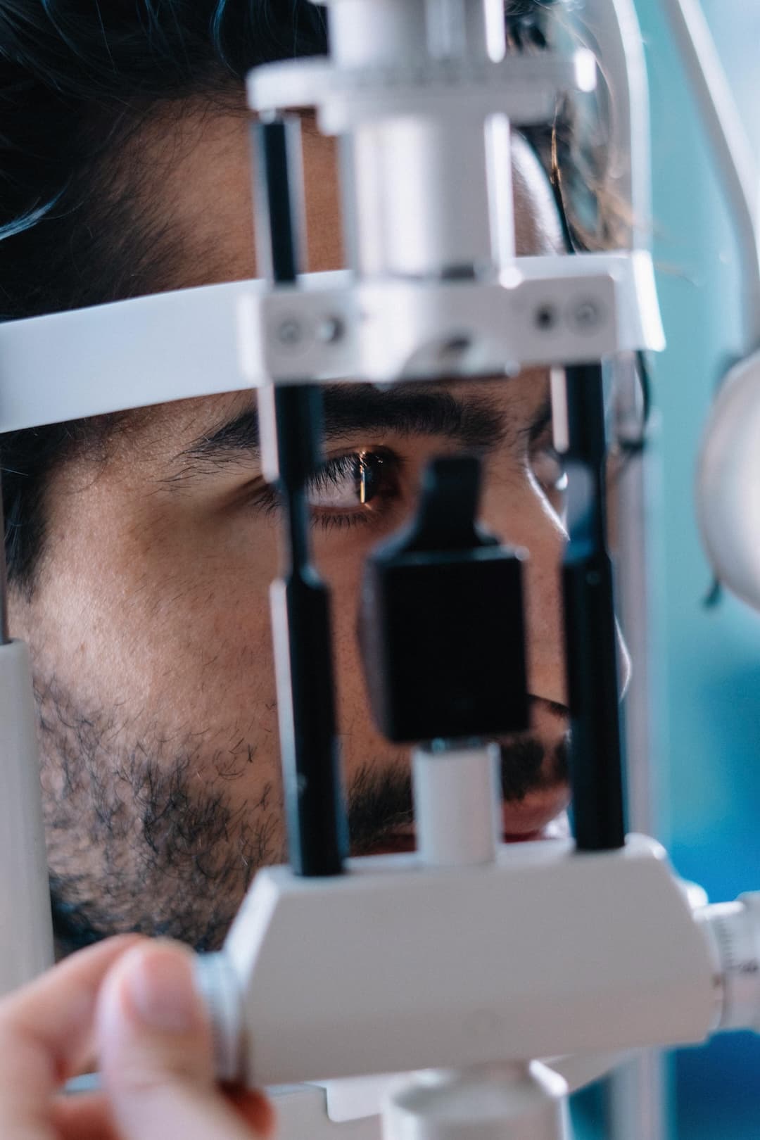 Primer plano de un examen ocular con lámpara de hendidura